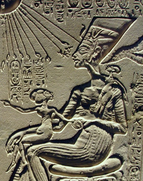 Nefertiti with Meketaten seated on her lap and Ankhesenpaaten leaning against her. photo: Gerbil,ccbysa3.0
