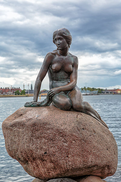 phot:o:Avda-berlin license: ccbysa1.2 The Little Mermaid at the Port of Copenhagen Die kleine Meerjungfrau als Wächter zwischen zwei Welten