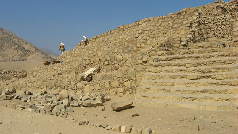 Caral Pyramid    photo: Kyle Thayer, license: GNU/FDL Fische und Schütze: die Tempelstadt Caral in Peru 