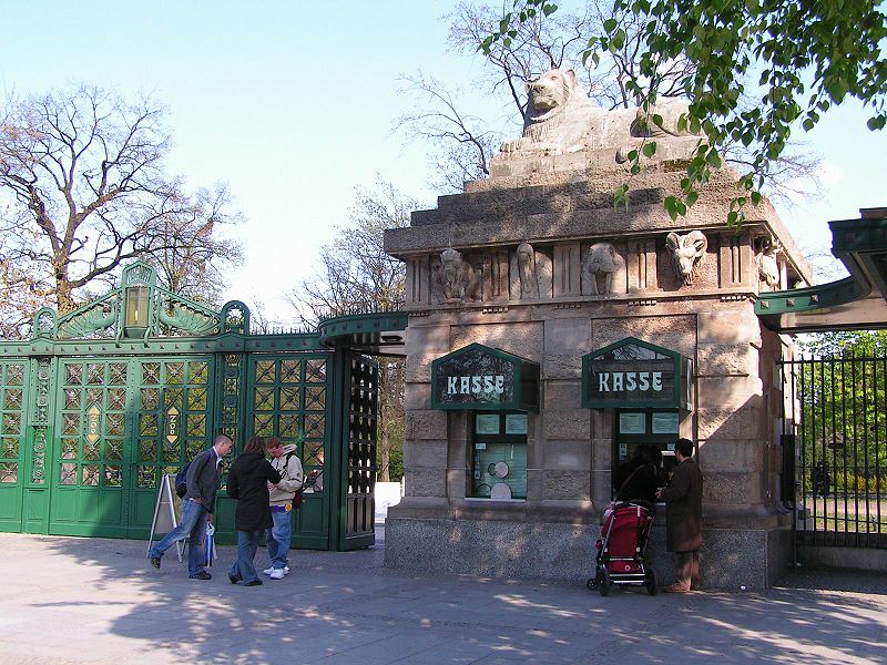 Lion Gate at the Berlin Zoo - agood example showing that the occurence of a symbol of a sign is not necessarily a hint at the astrogeographic position in that sign. photo: Dieter Brügmann (Bruhaha), GNU/FDL