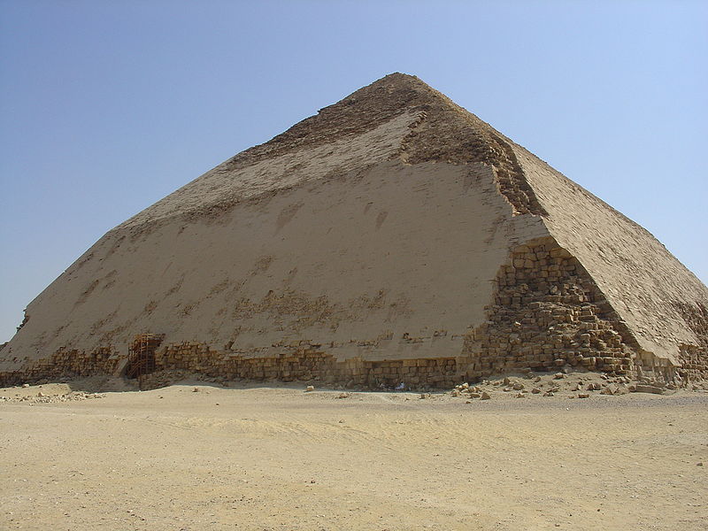 Another important example for the combination of Capricorn with Aries in early egyptian temples: Sneferu`s Bent Pyramid at Dashur built around 2600 BC photo: Ivrienen, ccbysa3.0