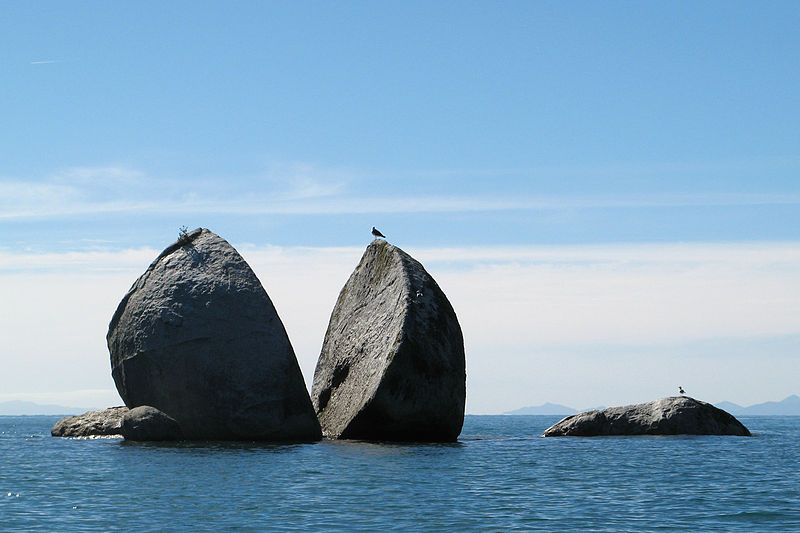 Split Apple Rock, Kaiteriteri, New Zealand located in Cancer with Pisces photo: Rosino, ccbysa2.0