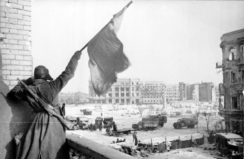 Stalingrad - Russian soldier waving the red flag at Stalingrad on the day of the victory against Nazi-Germany Bundesarchiv, Bild 183-W0506-316 Georgii Zelma, ccbysa 3.0