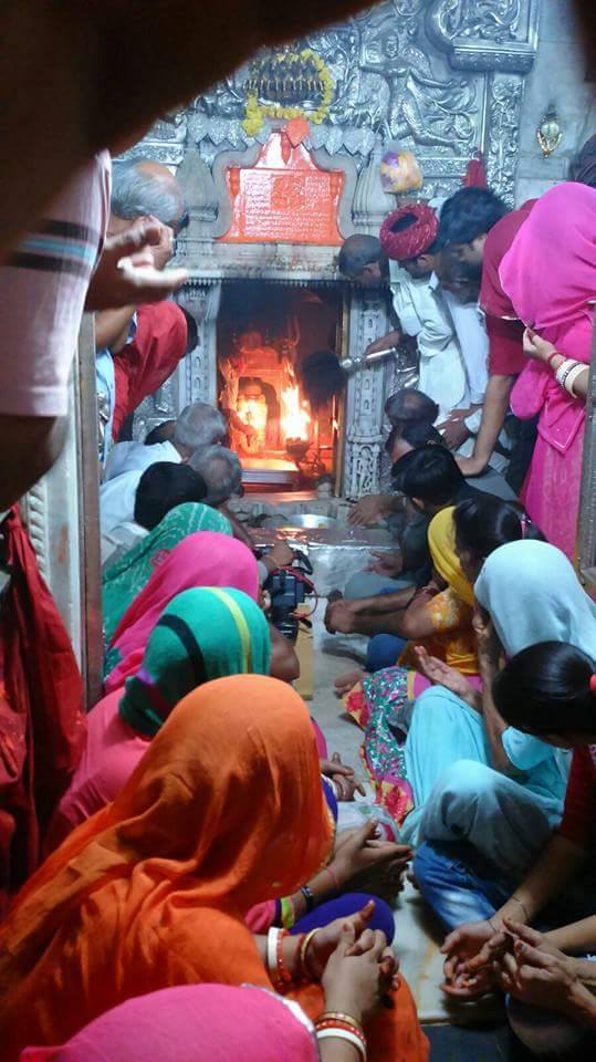 Devotees worshipping at the Sanctum sanctorum of Karni Mata Temple, photo: RAGHUallen, GNU/FDL