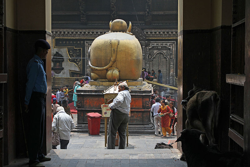 Entrance to Pashupathinath Temple in Kathmandu photo: Gerd Eichmann, ccbysa4.0