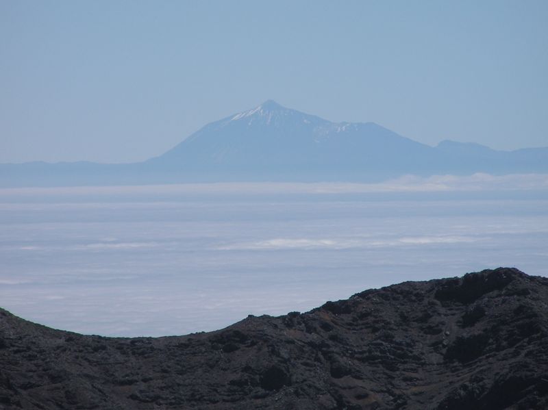 Der Teide von der Insel La Palma (ca .110 kim Entfernung) aus gesehen ragt über 7000m vom Meeresboden auf. photo: KlausF, GNU/FDL