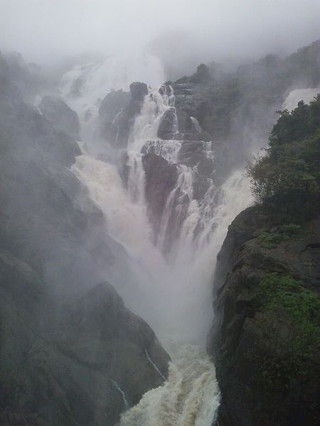 Doodhsagar Waterfalls during the raning season in August photo: Csyogi, ccbysa4.0