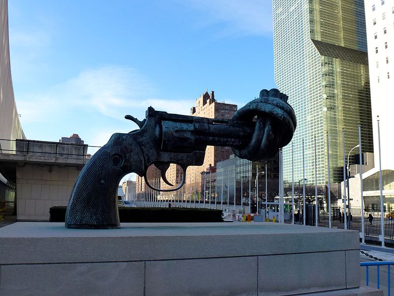 Non- Violence or Knotted Gun sculpture located in Libra with virgo photo: ZhengZhou, ccbysa3.0