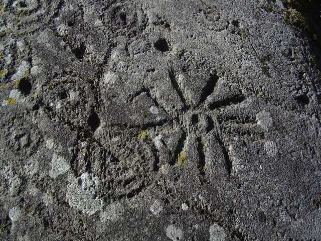 Sun symbols and circles: the Carshenna rock carvings located in Sagittarius with Leo