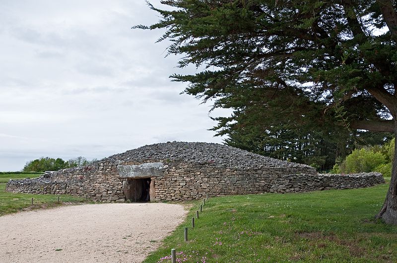 Locmariaquer Table des Marchand Cairn located in Sagittarius/Capricorn and in Taurus, Photo: Myrabella, CC BY-SA 3.0 