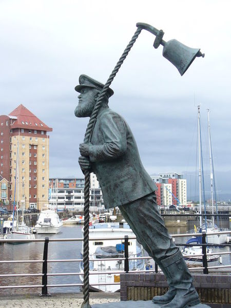 Read more about the article The Whimsical Statue at Swansea Marina