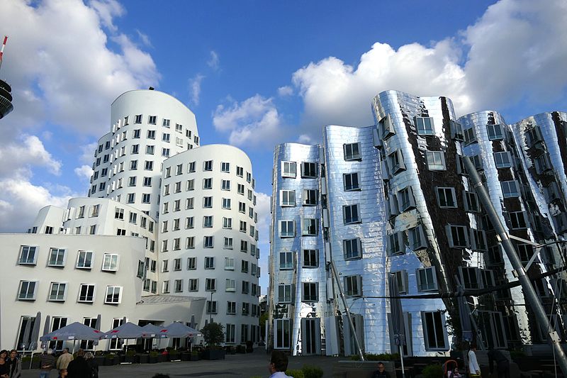 Astrologie und Architektur: Gehry Gebäude in Düsseldorf im Wassermann